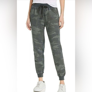 Splendid green camouflage women’s Small joggers sweatpants. ‎ EUC